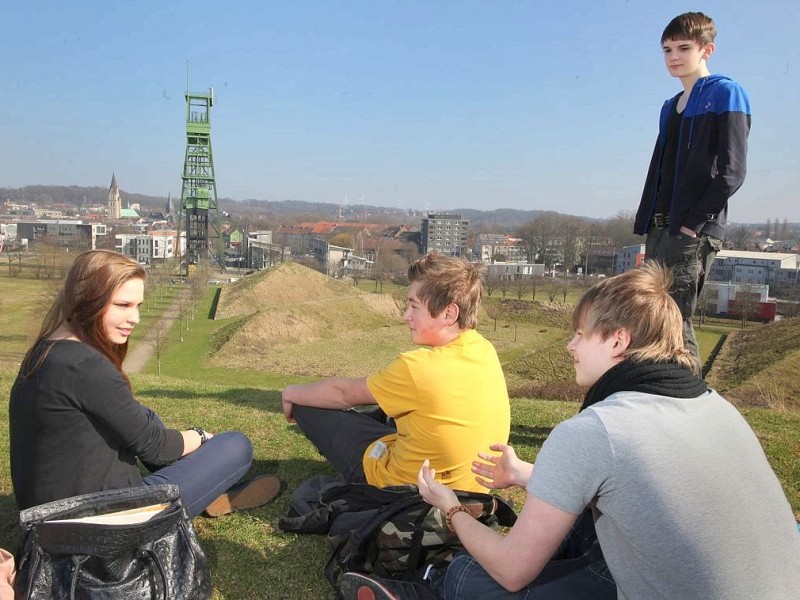 ... auf der Halde wird  die Aussicht auf den Park im Sonnenschein genossen, während...