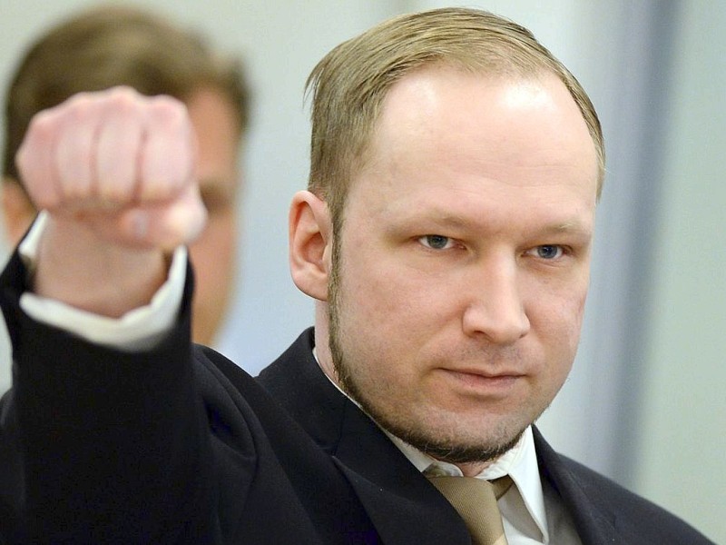 ...gegen den geständigen Attentäter Anders Behring Breivik. Als er den Gerichtssall betritt, streckt er seinen rechten Arm mit geballter Faust in Richtung der Fotografen. Dem...