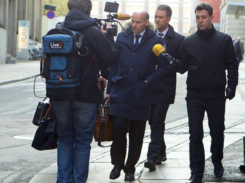 Einer von Breiviks Anwälten, Geir Lippestad, auf dem Weg ins Gericht, umringt von Reportern. Ein...