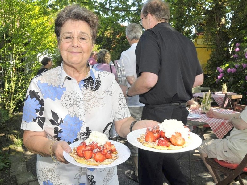 Ursula Schlatmann mit zwei Portionen Erdbeeren auf Waffeln.