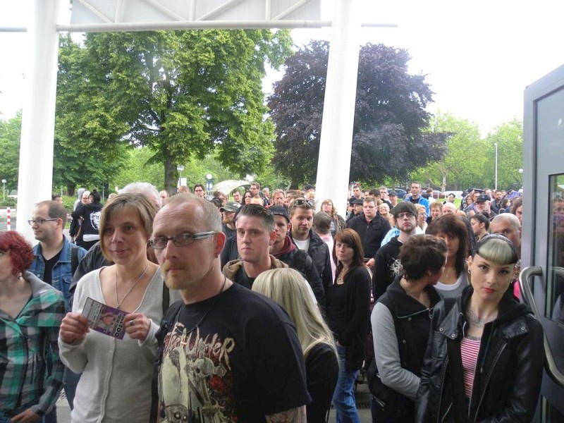 Großer Andrang vor der Halle.