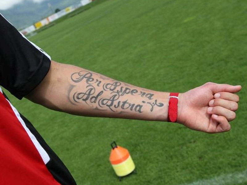 Den Unterarm von Tomas Pekhart (1. FC Nürnberg) ziert die lateinische Redewendung Per aspera ad astra was so viel heißt wie „Über raue Pfade gelangt man zu den Sternen“.