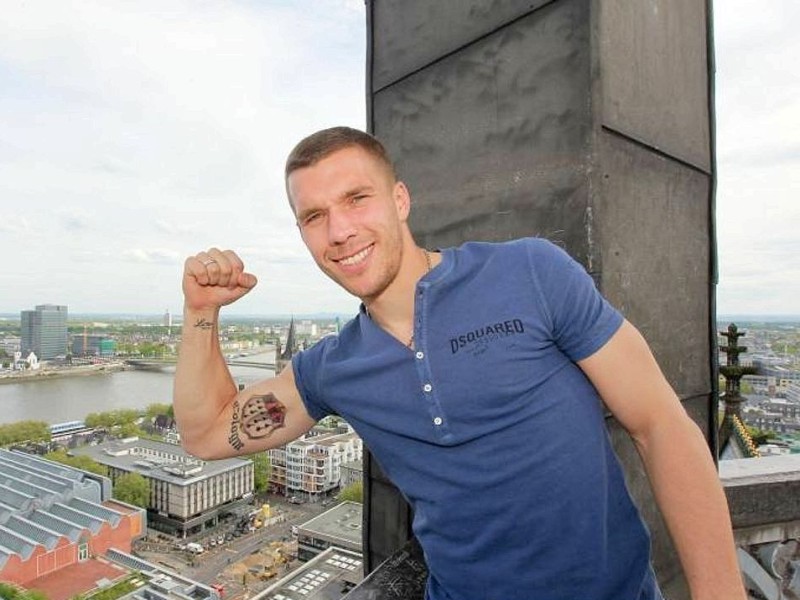 Am rechten Oberarm steht Lukas Podolskis Liebesbeweis für Köln: Cologne. Das Tattoo hat er sich stechen lassen, als sein Abgang zum FC Arsenal fest stand. Am Unterarm: Name und Geburtsdatum seines Sohnes Louis.
