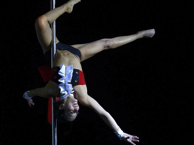 Tänzer zeigen bei der Wahl zur Miss Pole Dance South America 2012 in Buenos Aires ihr Können an der Pole-Dance-Stange.