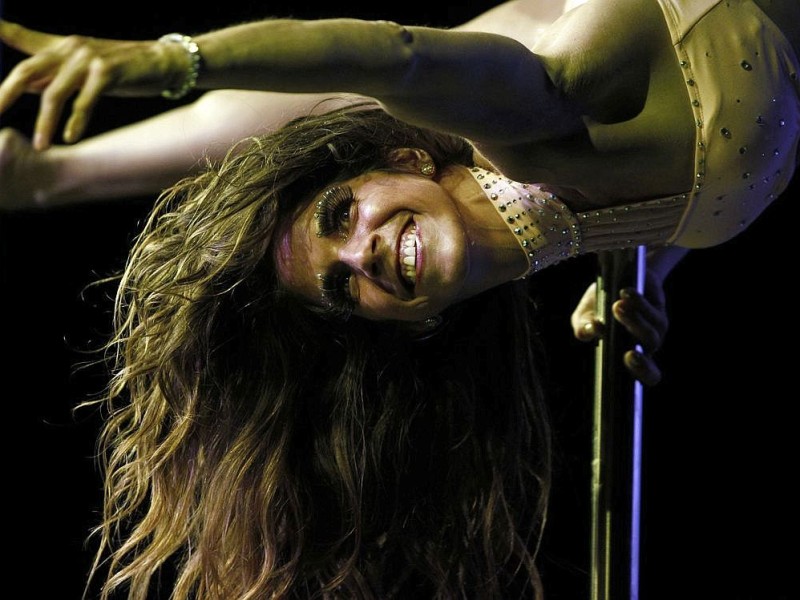 Tänzer zeigen bei der Wahl zur Miss Pole Dance South America 2012 in Buenos Aires ihr Können an der Pole-Dance-Stange.