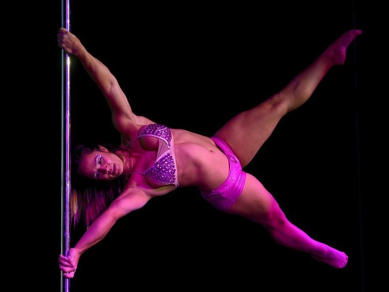 Tänzer zeigen bei der Wahl zur Miss Pole Dance South America 2012 in Buenos Aires ihr Können an der Pole-Dance-Stange.