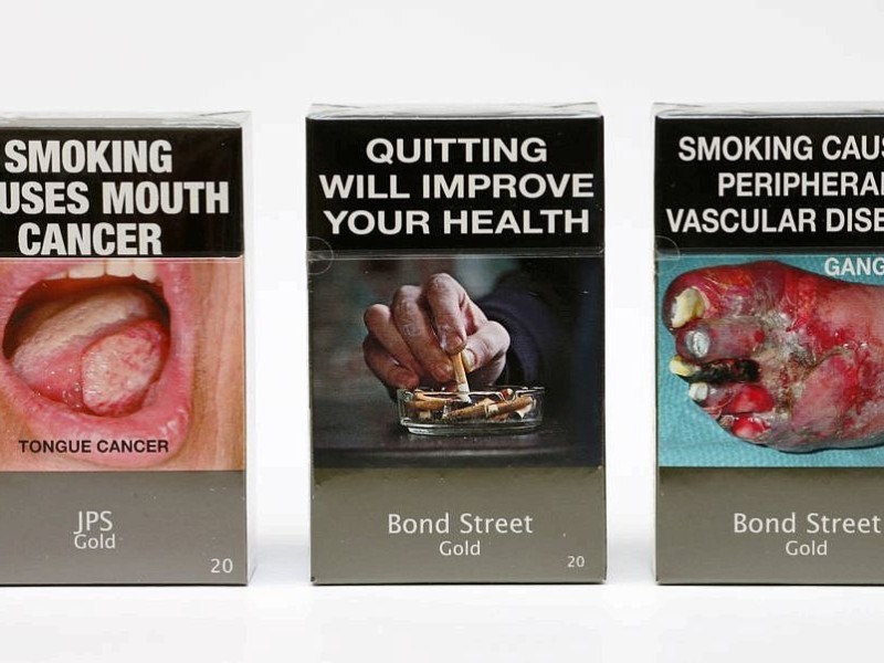 Zigaretten verschiedener Marken ähneln sich sehr stark, Marken-Logos sind von den Packungen verbannt...