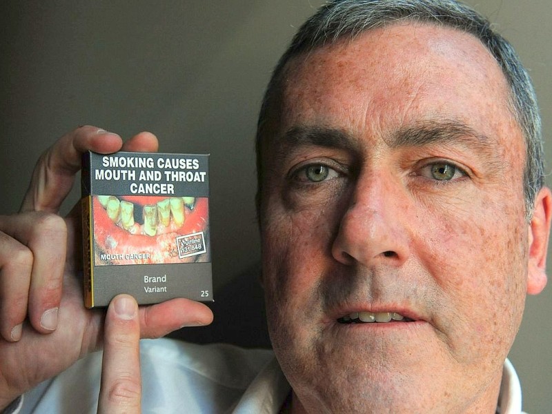 David Crow, der Chef von British American Tobacco, zeigt eine neue, abstoßende Zigarettenverpackung.