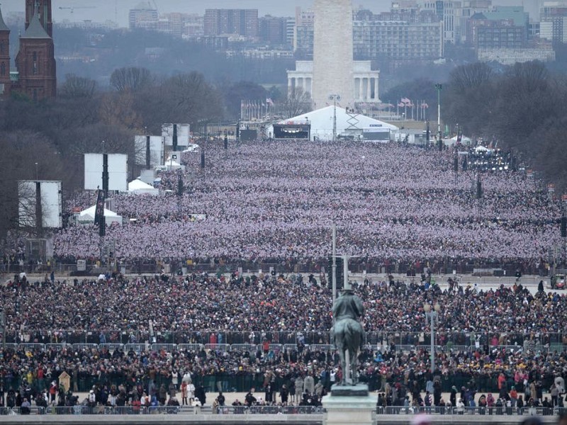 ... und unter den Augen Hunderttausender US-Bürger vor dem Kapitol in Washington...