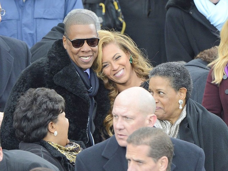 ... und eine Umarmung von ihrem Ehemann, Rapper Jay-Z.