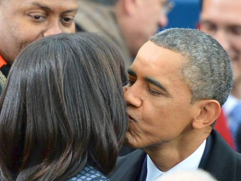Ein Küsschen vom Präsidenten gab's auch für Michelle Obama,...