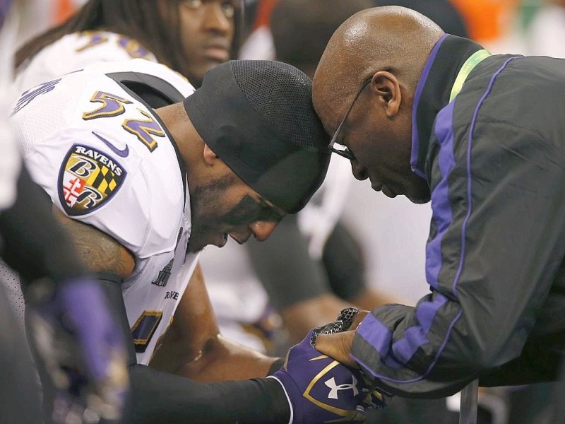 Ray Lewis von den Baltimore Ravens schickt noch ein Gebet gen Himmel - und dann geht's los.