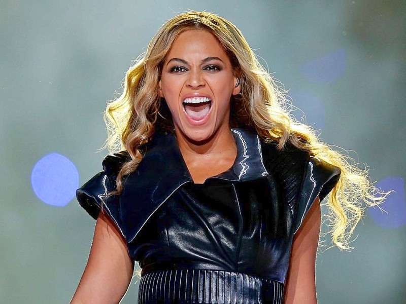 Es war eine Show voller Kraft, die Beyoncé beim Superbowl hinlegte. Dabei entstanden auch einige Fotos, auf denen ihr Gesicht vor lauter Anstrengung oder Konzentration zur Grimasse vorgeht. Ihre PR-Leute sähen diese Bilder lieber nicht im Netz.