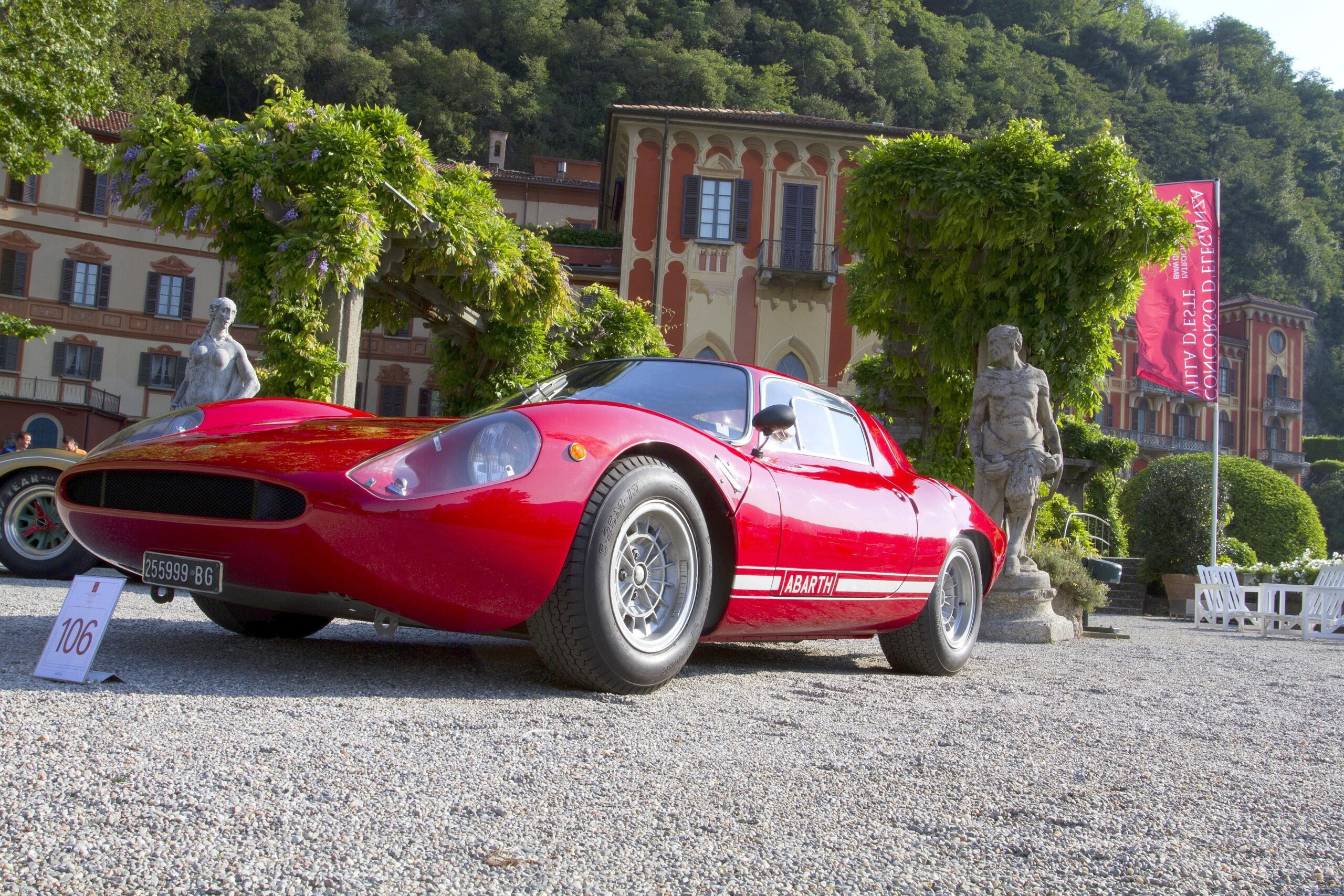 Von Ferrari bis Rolls Royce versammeln sich alljährlich am Comer See die schönsten Autos der Welt, darunter ein Abarth 1300 OT von 1966.
