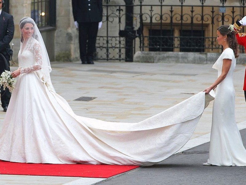 Ein halbes Jahr später steht Kate mit ihrer Schwester Pippa (r.) im Brautkleid vor der Westminster Abbey in London. Sie heiratet ...