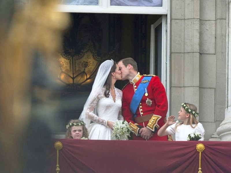 ... mit einem liebevollen Kuss auf dem Balkon des Buckingham Palace für die wartenden Fans gekrönt wird.