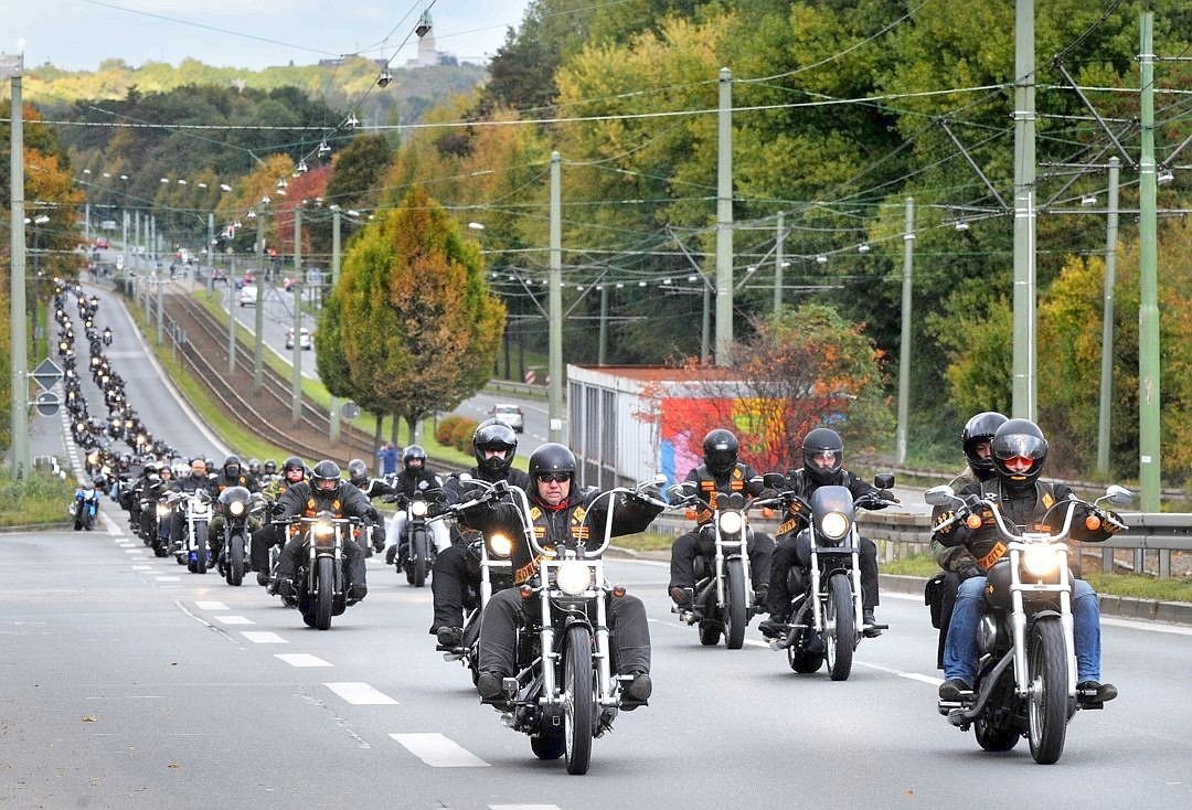 Am Tag der Beerdigung, am 17. Oktober 2009, versammeln sich hunderte Bandidos in Duisburg. Von dort aus führt ein Motorradkorso zu Eschlis Beerdigung in Gelsenkirchen-Buer.