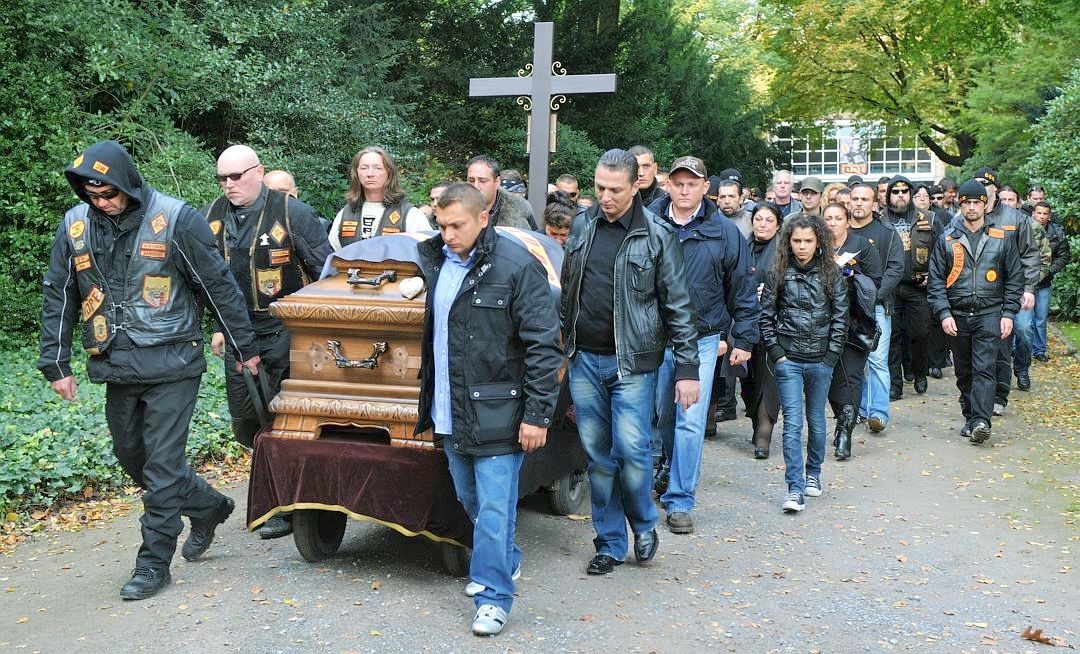 Am Tag der Beerdigung, am 17. Oktober 2009, versammeln sich hunderte Bandidos in Duisburg. Von dort aus führt ein Motorradkorso zu Eschlis Beerdigung in Gelsenkirchen-Buer.