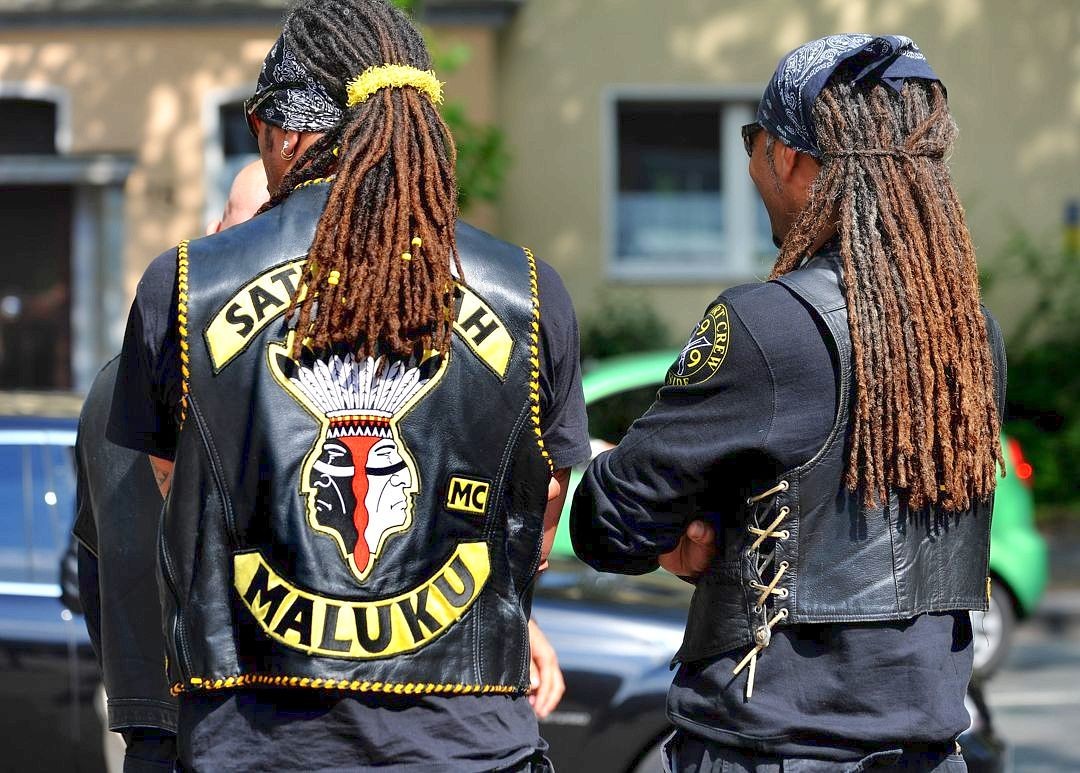 2. Juni 2012: Der Duisburger Rockerclub Brotherhood Clowtown schließt sich dem niederländischen MC Satudarah ein. Seit Jahren konkurrieren SMC und Hells Angels in den Niederlanden. Vielen Experten gelten die Schwarz-Gelben als gefährlichste Rockergang in den Niederlanden, ihre Mitglieder seien immer wieder wegen Drogenhandels und Waffenbesitzes aufgefallen. Mitglieder der Molukken-Community dort gründeten den MC im Jahr 1990.