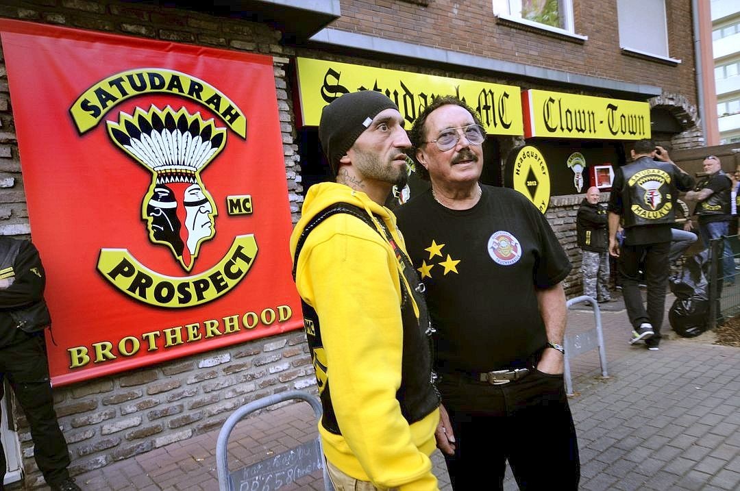 2. Juni 2012: Der Duisburger Rockerclub Brotherhood Clowntown schließt sich dem niederländischen MC Satudarah ein. Seit Jahren konkurrieren SMC und Hells Angels in den Niederlanden. Vielen Experten gelten die Schwarz-Gelben als gefährlichste Rockergang in den Niederlanden, ihre Mitglieder seien immer wieder wegen Drogenhandels und Waffenbesitzes aufgefallen. Mitglieder der Molukken-Community dort gründeten den MC im Jahr 1990.