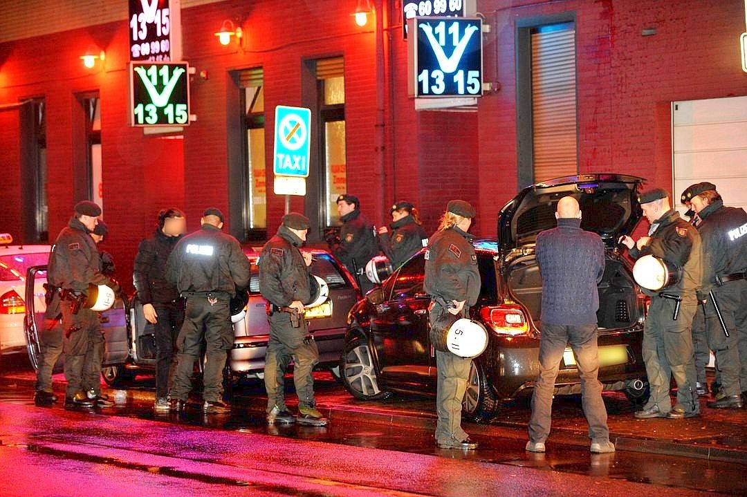 23. Dezember 2012: Die Polizei hat Hinweise auf gewalttätige Auseinandersetzungen zwischen Hells Angels und Satudarah in Duisburg. Mit einem Großaufgebot verhindert sie das Aufeinandertreffen der verfeindeten Banden.
