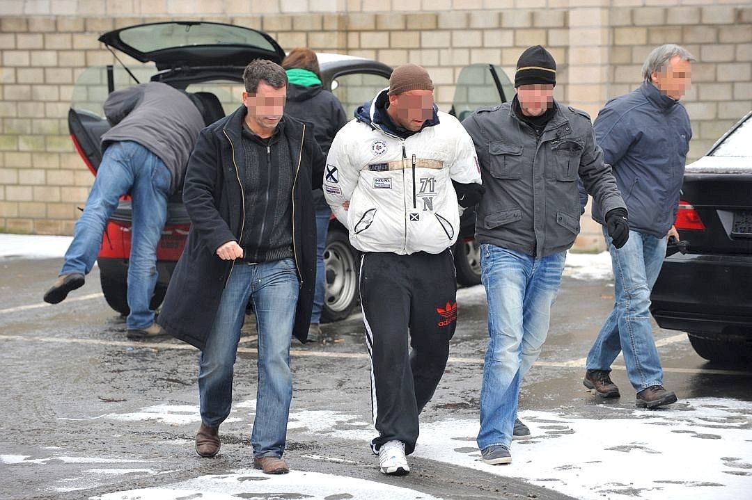 Nach der Auseinandersetzung in Mönchengladbach erhöht die Polizei den Druck auf die Rockerbanden. Am 13. Februar überwältigt ein Sondereinsatzkommando der Polizei in Duisburg einen 29-Jährigen aus dem Umfeld der Hells Angels im Duisburger Rotlichtviertel. Die Staatsanwaltschaft Cottbus sucht den Mann wegen eines Tötungsdeliktes.