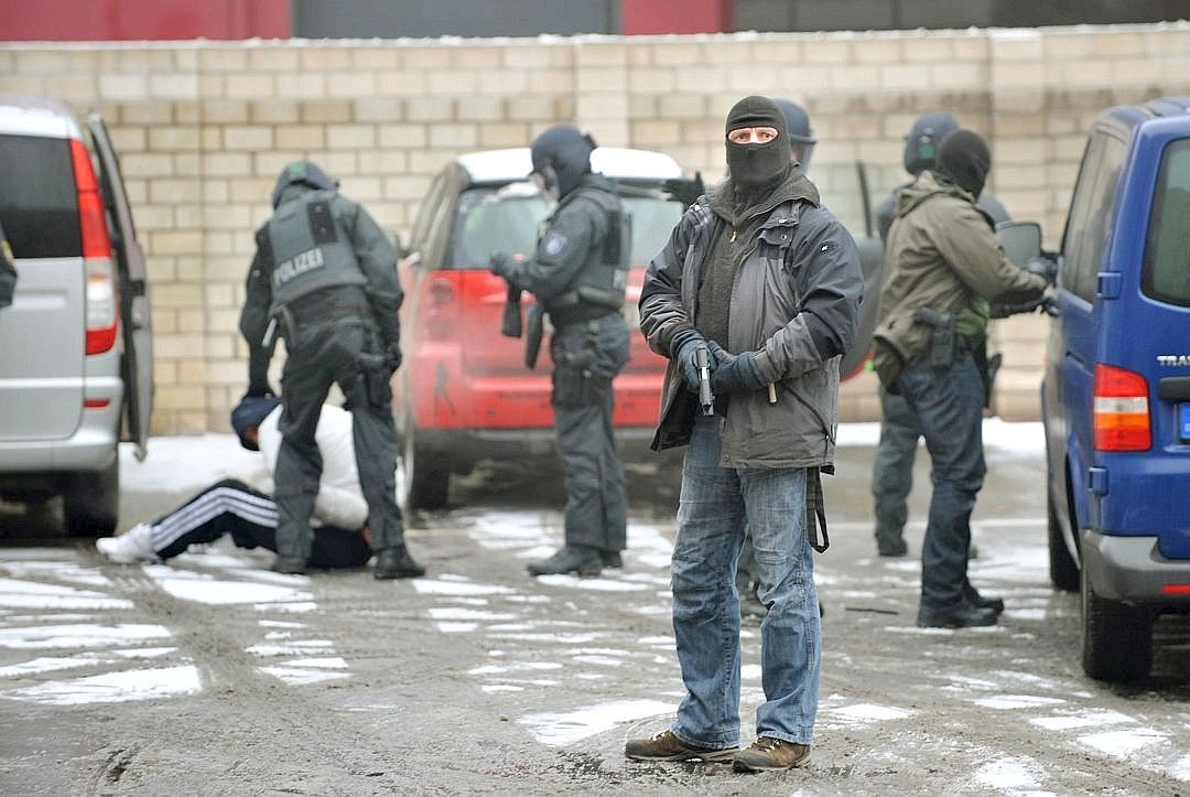 Nach der Auseinandersetzung in Mönchengladbach erhöht die Polizei den Druck auf die Rockerbanden. Am 13. Februar überwältigt ein Sondereinsatzkommando der Polizei in Duisburg einen 29-Jährigen aus dem Umfeld der Hells Angels im Duisburger Rotlichtviertel. Die Staatsanwaltschaft Cottbus sucht den Mann wegen eines Tötungsdeliktes.