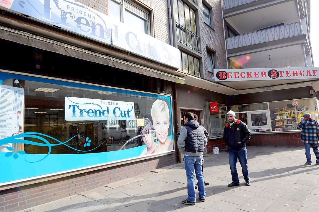 18.2.2013:  Nur einen Tag nach den Schüssen auf das Clubhaus fallen in Duisburg erneut Schüsse auf offener Straße: Zwölf Kugeln schlagen in Geschäften in Beeck ein.