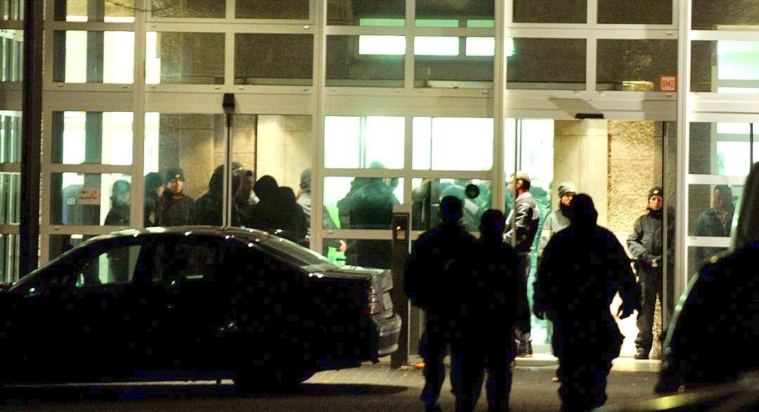 Während der verwundete Duisburger im St.-Johannes-Hospital in Duisburg-Hamborn notoperiert wird, warten im Foyer des Krankenhauses 70 Hells Angels.