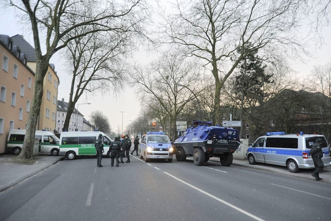 Als der MC Satudarah zum Clubabend bittet, sperrt die Polizei die komplette Friedrich-Ebert-Straße in Rheinhausen. Wer an den Absperrungen vorbei will, muss sich ausweisen. Viele Anwohner reagieren genervt auf die Kontrollen. Die Polizei setzt sogar einen Panzerwagen ein.