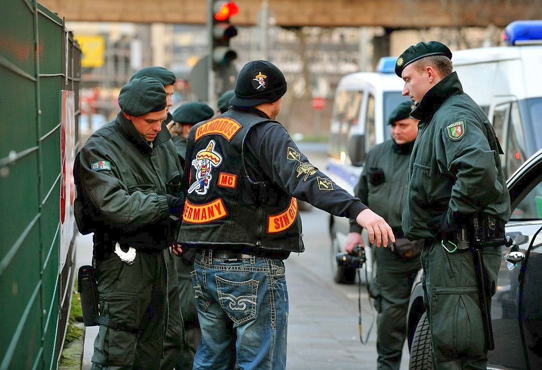 Die Polizei reagiert auf die Warnschüsse mit verstärkter Präsenz und Personenkontrollen an polizeibekannten Duisburger Rockertreffpunkten.