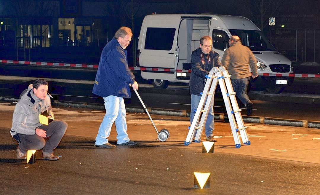 Sonntag, 24. Februar 2013. Die Befürchtungen der Behörden werden wahr: Auf dem Parkplatz bei Burger King in Oberhausen-Sterkrade feuern Unbekannte um 17.40 Uhr 13 Kugeln auf einen BMW ab, in dem ein Duisburger Hells Angel sitzt. Der 23-Jährige überlebt zwei Bauchschüsse.