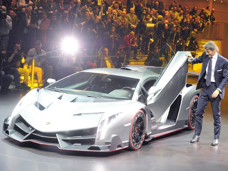 ... der Lamborghini Veneno liebt die diagonale Türhaltung - hier mit Stephan Winkelmann, Vorstandsvorsitzender von Lamborghini.