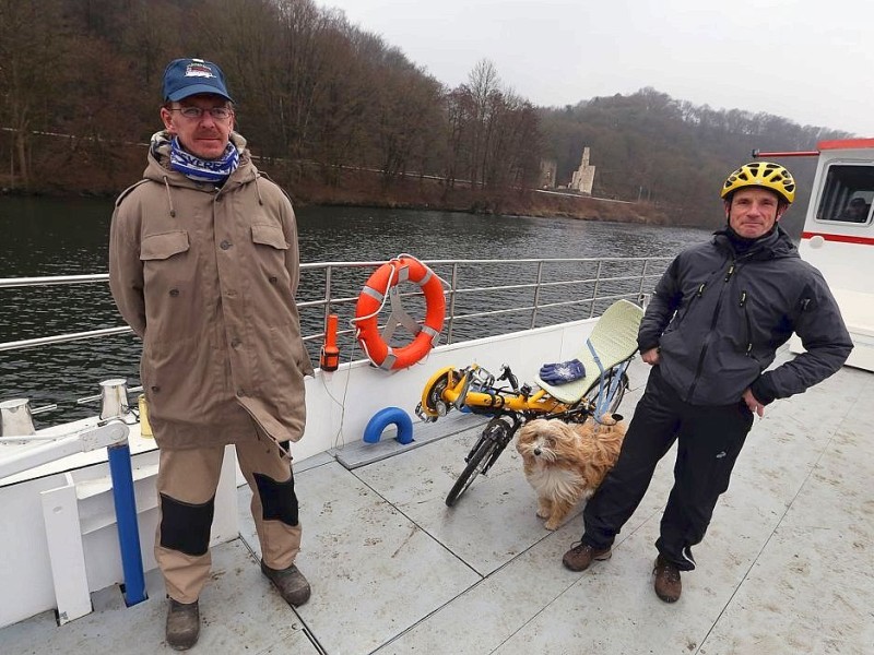 Die Freizeitveranstalter in Witten mußten lange auf die Saisoneröffnung warten;wir  befragten einige am samstag, dem 06.04.2013 . Die Fahrrad- und Personenfähre FG3 Hardenstein hat momentan noch viel Platz. Thomas , 57 Jahre und Hund OLE mit dem Rad. Foto: Walter / WAZ FotoPool