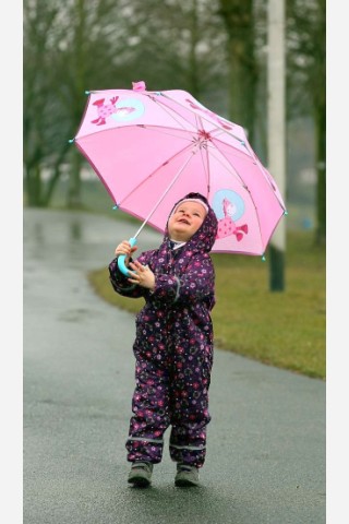 Die Freizeitveranstalter in Witten mußten lange auf die Saisoneröffnung warten;wir  befragten einige am samstag, dem 06.04.2013 .Malina, 2 Jahre mit Regenschirm am Kemnader See.Foto: Walter / WAZ FotoPool