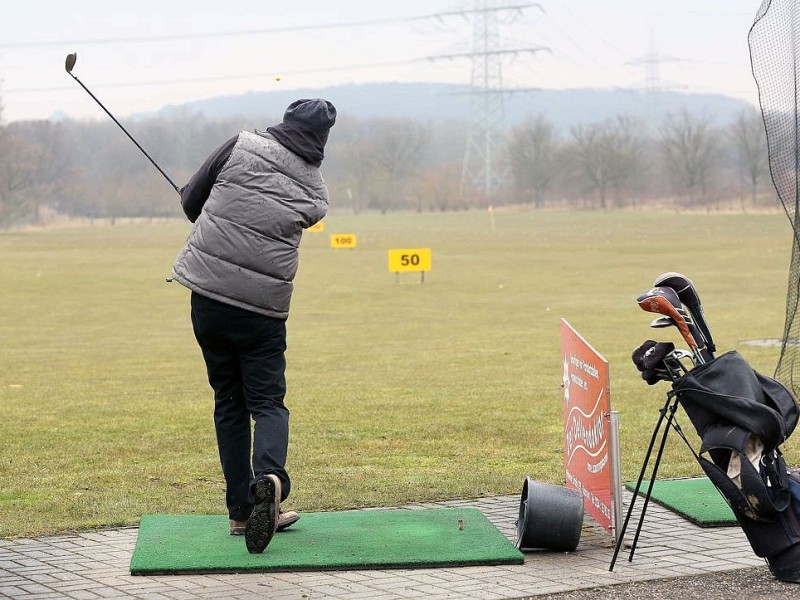 Die Freizeitveranstalter in Witten mußten lange auf die Saisoneröffnung warten;wir  befragten einige am samstag, dem 06.04.2013 . Golfclub Witten Foto: Walter / WAZ FotoPool