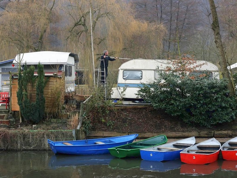 Die Freizeitveranstalter in Witten mußten lange auf die Saisoneröffnung warten;wir  befragten einige am samstag, dem 06.04.2013 . Campingplatz Steger: Boote klarmachen  mit Hans-Peter Steger und Günni Krämer , re. Foto: Walter / WAZ FotoPool