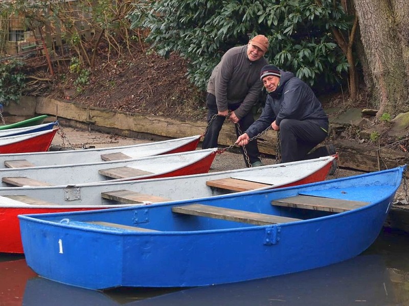 Die Freizeitveranstalter in Witten mußten lange auf die Saisoneröffnung warten;wir  befragten einige am samstag, dem 06.04.2013 . Campingplatz Steger: Boote klarmachen  mit Hans-Peter Steger und Günni Krämer , re. Foto: Walter / WAZ FotoPool