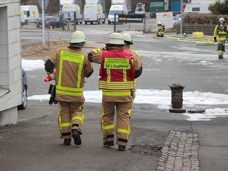 Auf dem Hof einer Spedition  in Lüdenscheid hat es in der Nacht auf Montag gebrannt. Nach den Löscharbeiten klagten Anwohner und Feuerwehrmänner über Beschwerden und mussten ärztlich behandelt werden.
