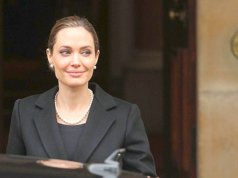 Die Schauspielerin Angelina Jolie hat in einem Artikel der „New York Times“ bekannt gegeben, dass sie sich aus Sorge vor einer Brustkrebserkrankung beide Brüste hat amputieren lassen.