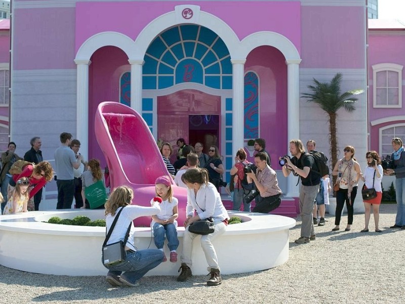 Die Eröffnung der Rosaroten Traumwelt ruft aber nicht nur Barbie-Fans auf den Plan.