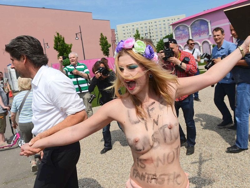 Die Aktivistinnen demonstrieren gegen die Eröffnung vom Barbie Dreamhouse am Alexanderplatz in Berlin.