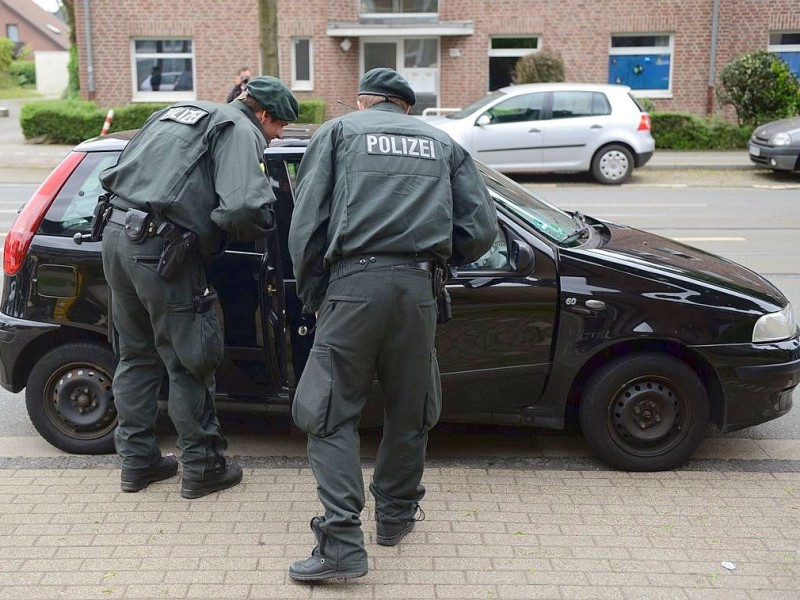 Die Polizei will erneuten Auseinandersetzungen zwischen Rockerbanden in Mülheim vorbeugen und reagiert am 21. Mai mit einem Großeinsatz. Mehrere Hundertschaften riegeln die Mülheimer Innenstadt ab. Die Bilanz des Einsatzes: 17 Festnahmen.