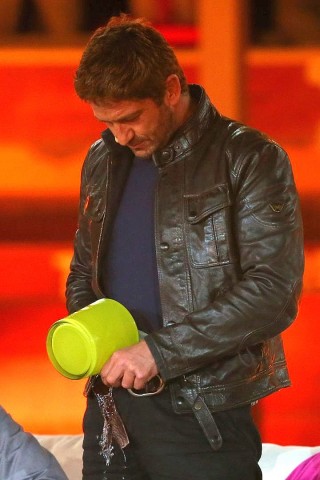 Der schottische Schauspieler Gerard Butler mit Eiswürfeln in der Hose.