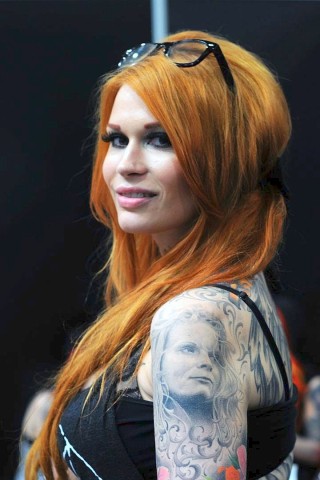 ...erzählt, dass sie sehr häufig auf das Tattoo angesprochen werde und dann natürlich immer an ihre Mutter denken müsse. Mary-Leigh arbeitet nicht nur als Model, sondern auch als Assistentin in einem Tattoo-Studio in Philadelphia.