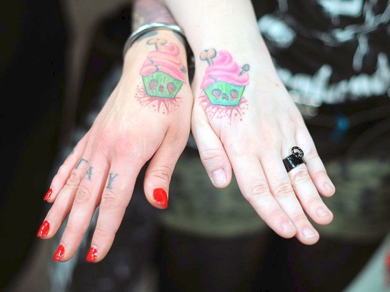 ...mit einem Freunschaftstattoo besiegelt: Zombie-Cupcakes. Es sollte was Süßes sein, sagt Kara, und mit unserer großen Leidenschaft für Zombies verbunden sein, ergänzt Kryssie. Und...