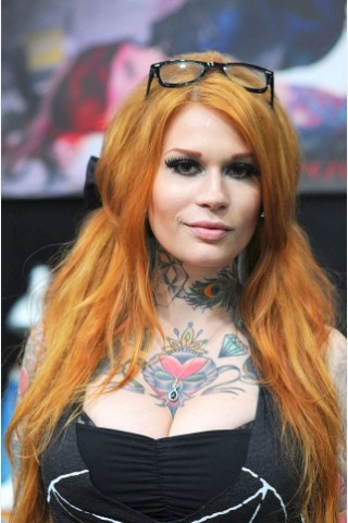 ...nicht genau, wie viele Tattoos sie hat, aber sie weiß sehr genau, dass...