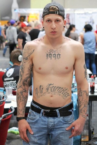 ... zu erfassen: Est. 1990 auf der Brust - das ist sein Geburtsjahr. Auf der 18. Tattoo & Piercing Convention...