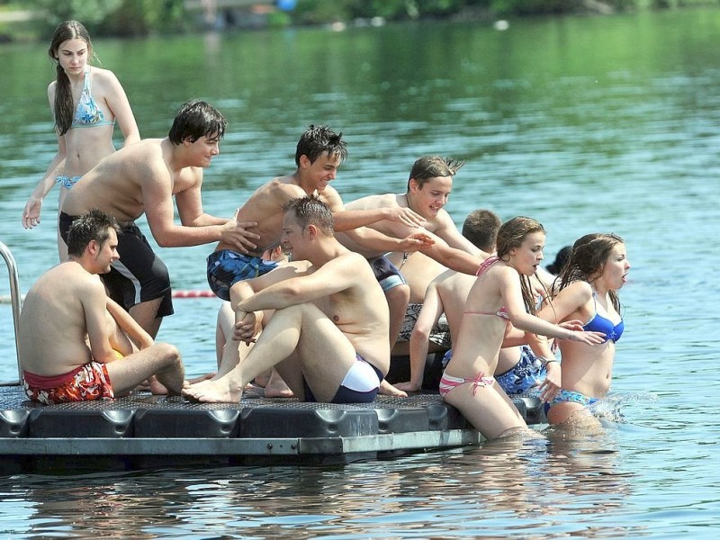 Auch diese Badegäste zog die Hitze in das Freibad Wedau.