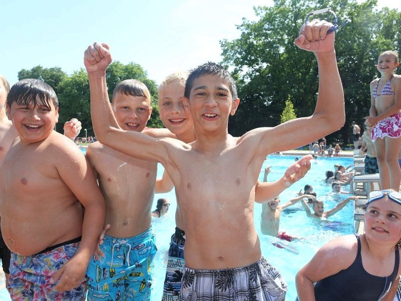 Die Afrika-Hitze lockte auch die Jüngsten in Massen in die Freibäder. Die Kinder auf diesem Foto freuen sich über die Abkühlung im Parkbad Nord in Castrop-Rauxel.